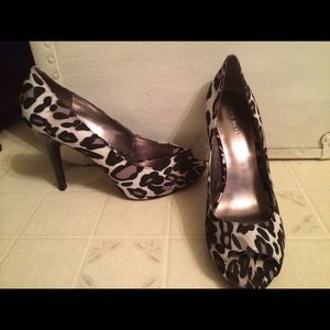 9 WEST PEEP TOE ANIMAL PRINT PUMPS