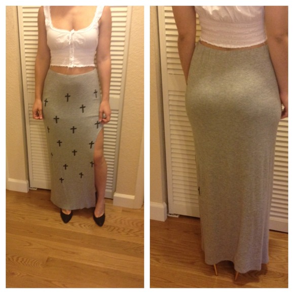 Grey skirt with trendy crosses