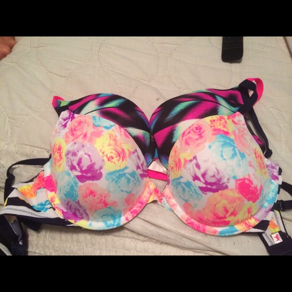 Victoria's Secret Other - 2 Victoria Secret 32C bras never worn.😍💘