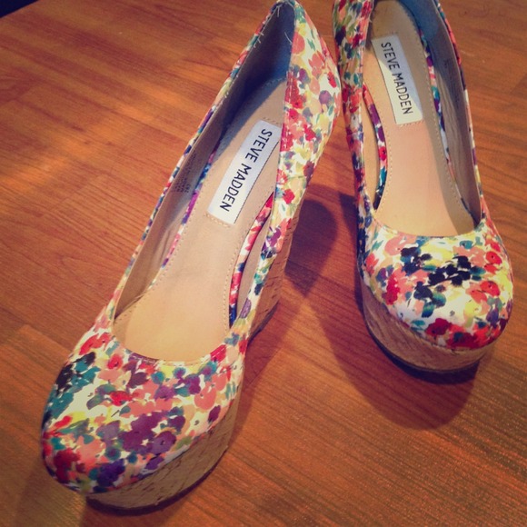 Steve Madden floral wedges!