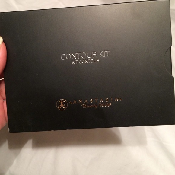 SOLD Anastasia contour kit