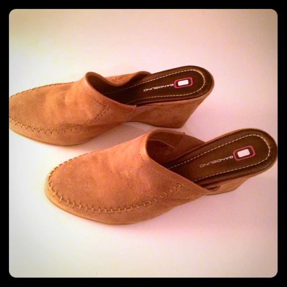 Short Wedge • Bandolino • Tan • Suede