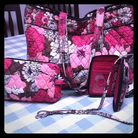 Vera Bradley Handbags - AUTHENTIC Vera Bradley LARGE🎀