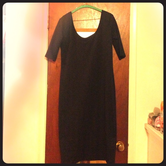 Black scoop neck bodycon dress