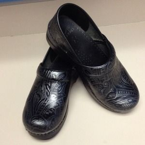 Black swirl print dansko pros