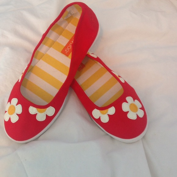 Cute, floral tennies.