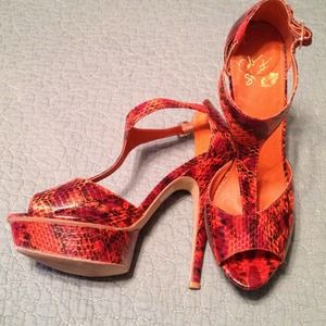 Colin Stuart sz 9 Orange T-Strap platform heels