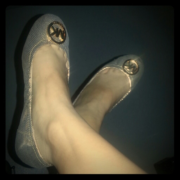 Michael Kors gold flats really cute !