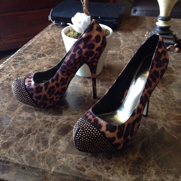❌SOLD❌BAKERS Leopard Pumps - Picture 3 of 4