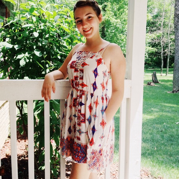 ⭕️Sold⭕️White Printed Sundress w/ Pockets - Picture 2 of 4