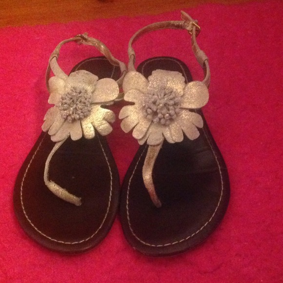 Metallic Gap Sandals