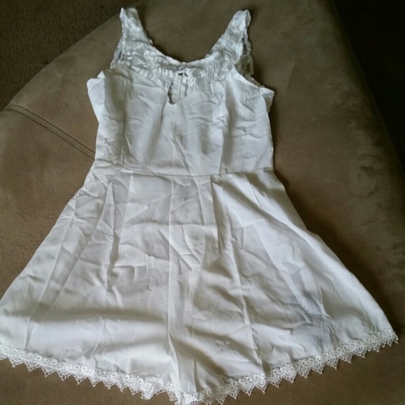 SOLD!! White lace keyhole Romper Jumpsuit - Picture 2 of 4