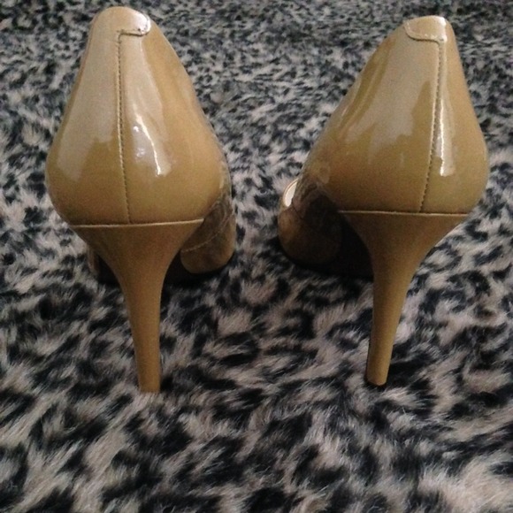 ❌SOLD❌ Ralph Lauren Pumps - Picture 3 of 4