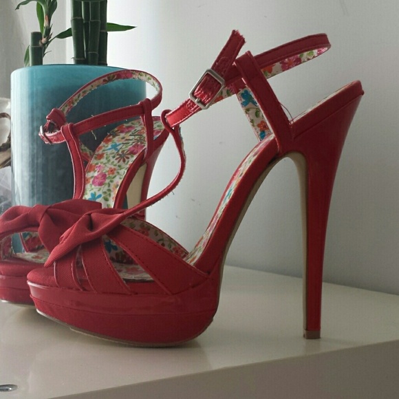 Red pumps - Picture 2 of 3