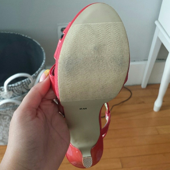 Red pumps - Picture 3 of 3