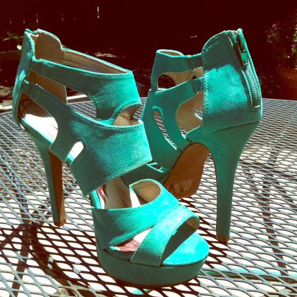 SOLD!!!Fashionable Turquoise Suede Pumps
