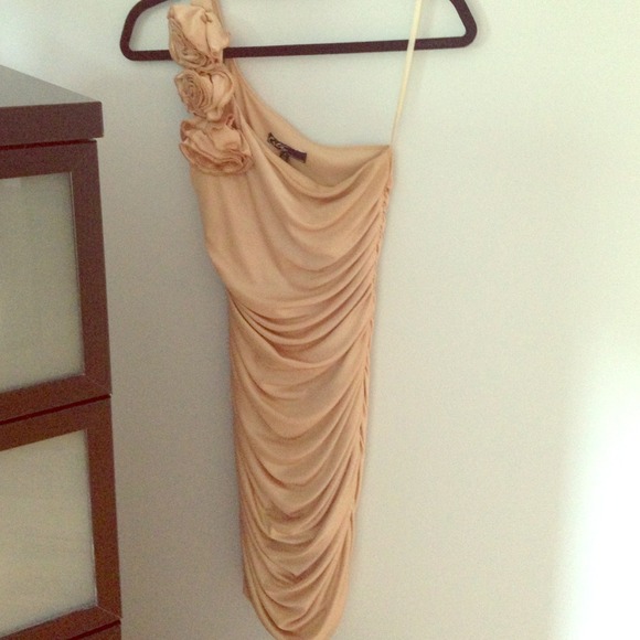 A ruched champagne dress 👗🌸