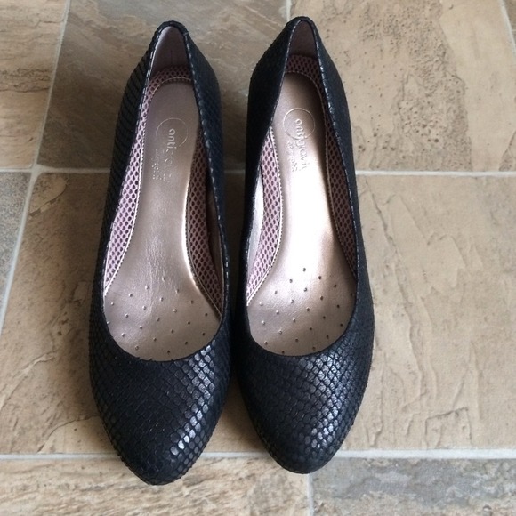 Snake skin 2 1/2 inch heel shoes
