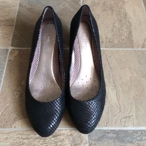 Snake skin 2 1/2 inch heel shoes