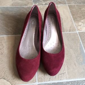 Burgundy suede 2 1/2 inch heel shoes