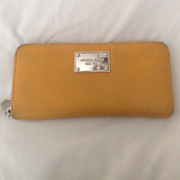 Michael Kors Clutches & Wallets - ⚡️🎉Pre-loved Michael Kors wallet
