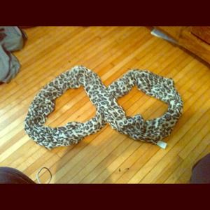 Cheetah print infinity scarf!💕