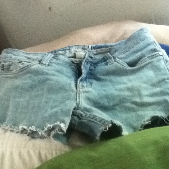 Jean shorts with bow on pocket - Picture 2 of 3
