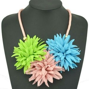 💰💰💰! Pompom flowers summer necklace