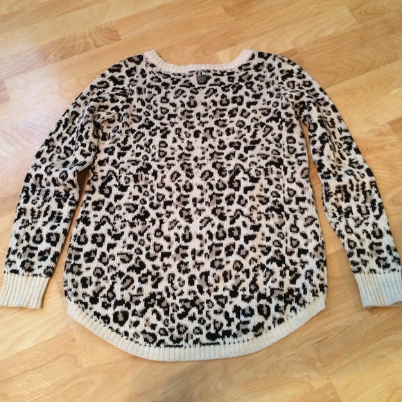 ❌Sold❌Billabong leopard print sweater🐾 - Picture 2 of 3