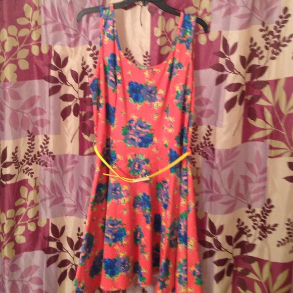 Dresses & Skirts - Floral skater dress w/ belt