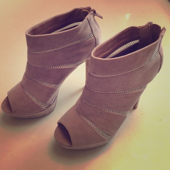 Light lavender open toe heels, barely worn. - Picture 1 of 3