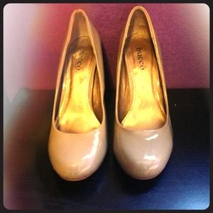 Nude pumps