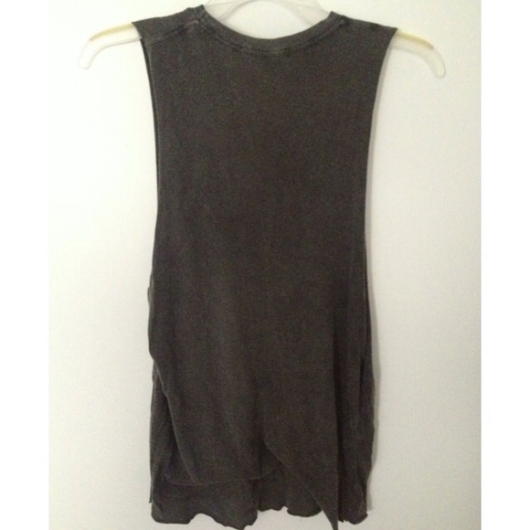 🚫SOLD🚫 Brandy Melville Graphic Muscle - Picture 2 of 4