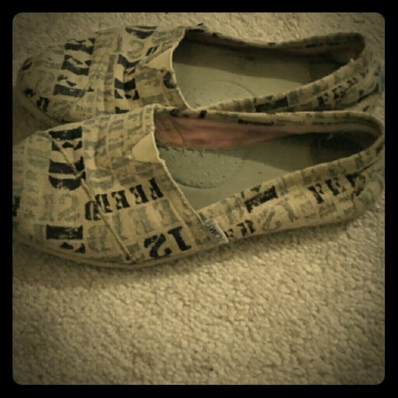 Unique newspaper toms