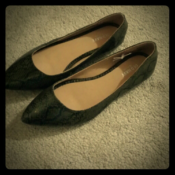 Old navy alligator flats !