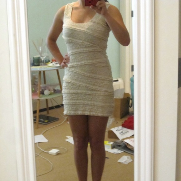 Max Studio creme lace dress - Picture 3 of 3