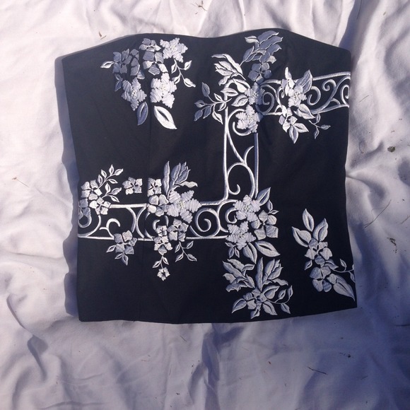 ✨Sale✨ Sleeveless White House Black Market Top