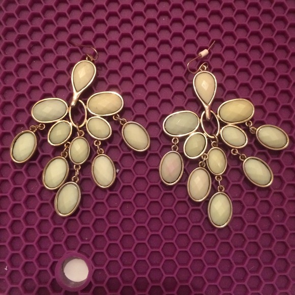 Light green drop earrings