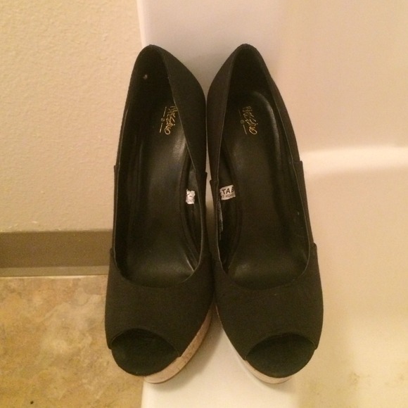 Black and cork wedge