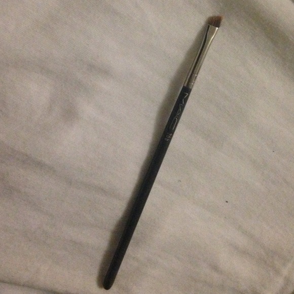 Authentic mac 208 brush