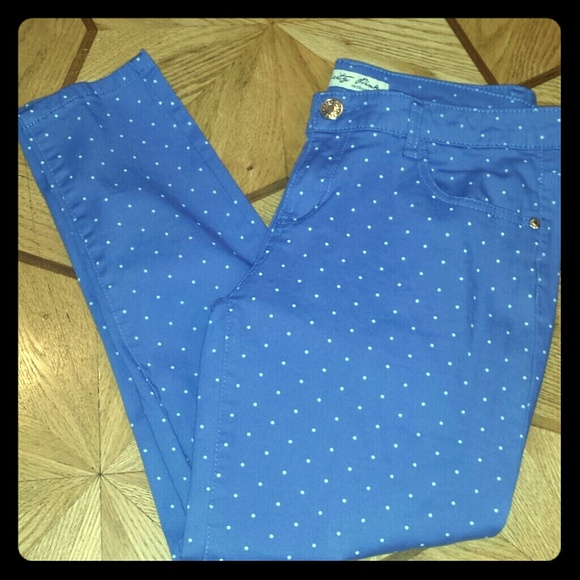 Cute blue with white dotes stretch jeans.