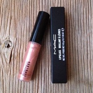 MAC Lipglass in FLASH OF FLESH & BAIT