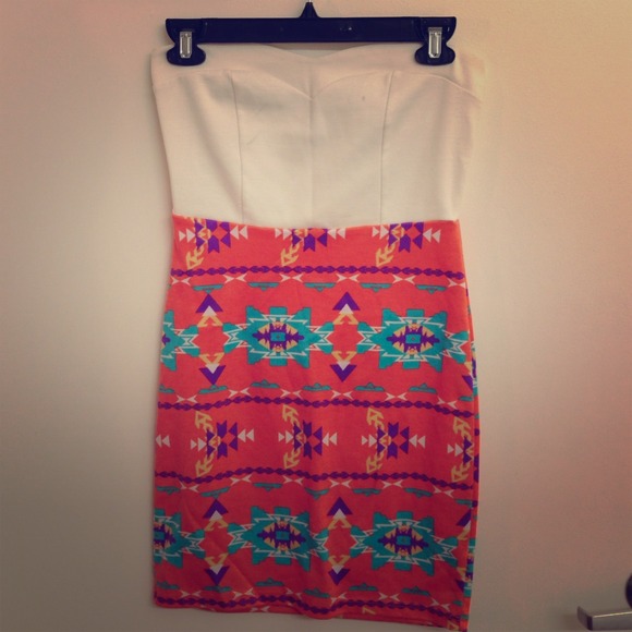 Fitted low-cut summer dress.