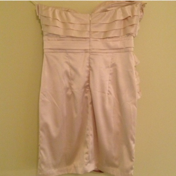 ❌SOLD❌Cream Ruffled Strapless Dress - Picture 4 of 4