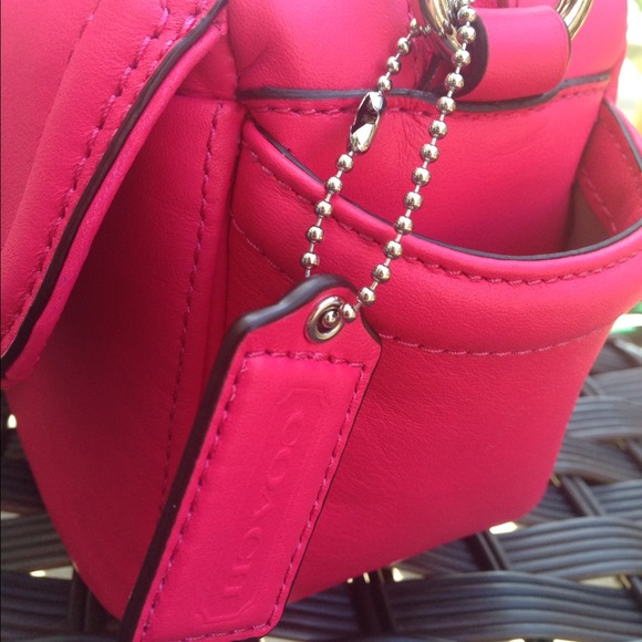 🎉HP 11/17/14 🎉COACH  Pink Cross-body  purse 👜 - Picture 2 of 4