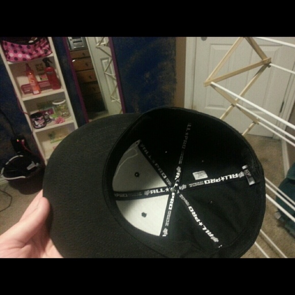 Fox hat never worn - Picture 3 of 3