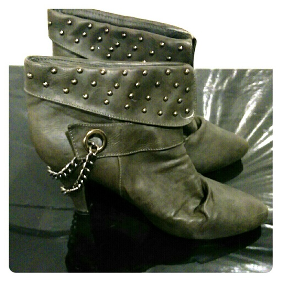 Booties gray chains with little studs 6.5
