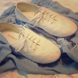 Off-white lace shoes