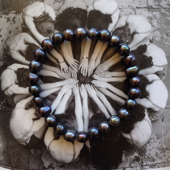 Black freshwater pearl stretch bracelet