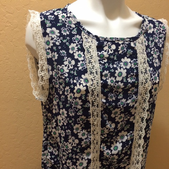 Cute floral blouse with lace trim fr Anthropology